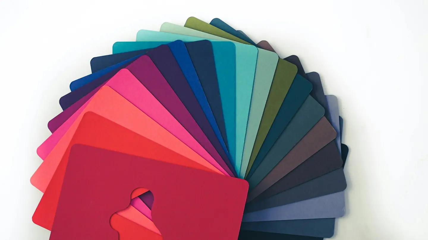 Nuancier de cartes de couleurs déployées en éventail, du rouge au bleu-vert