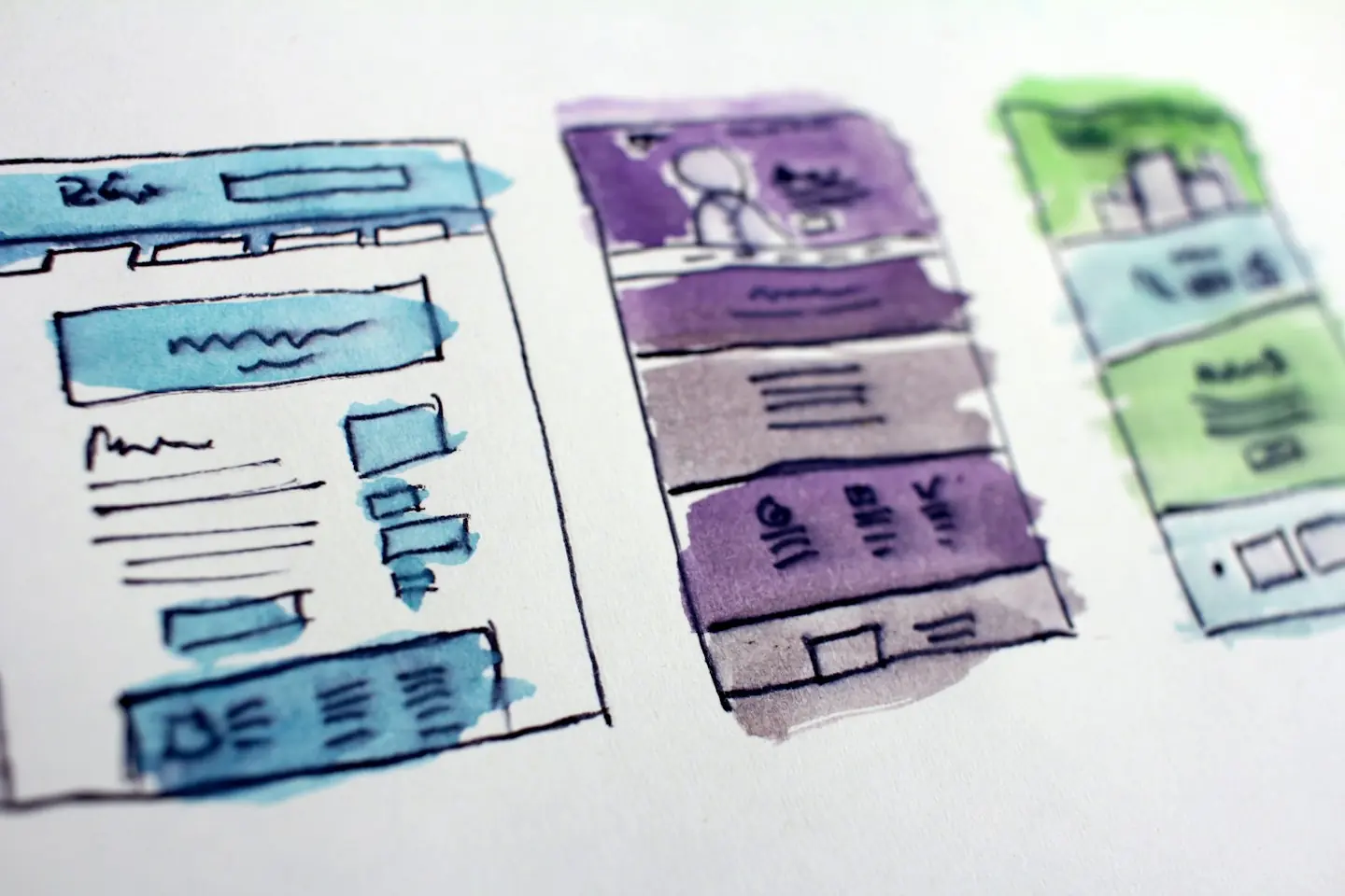 Croquis aquarellés de pages de site internet sur une feuille
