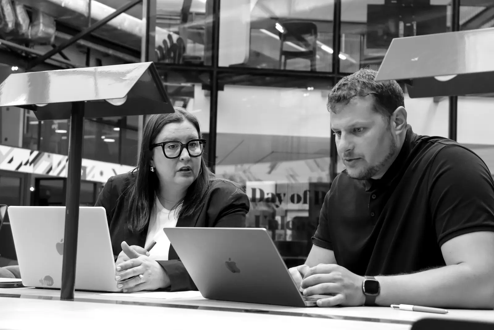 Géraldine Smolorz et Daniel Ferras travaillent sur ordinateur