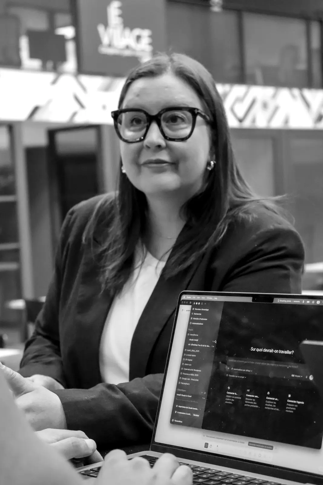 Géraldine Smolorz au travail sur son ordinateur