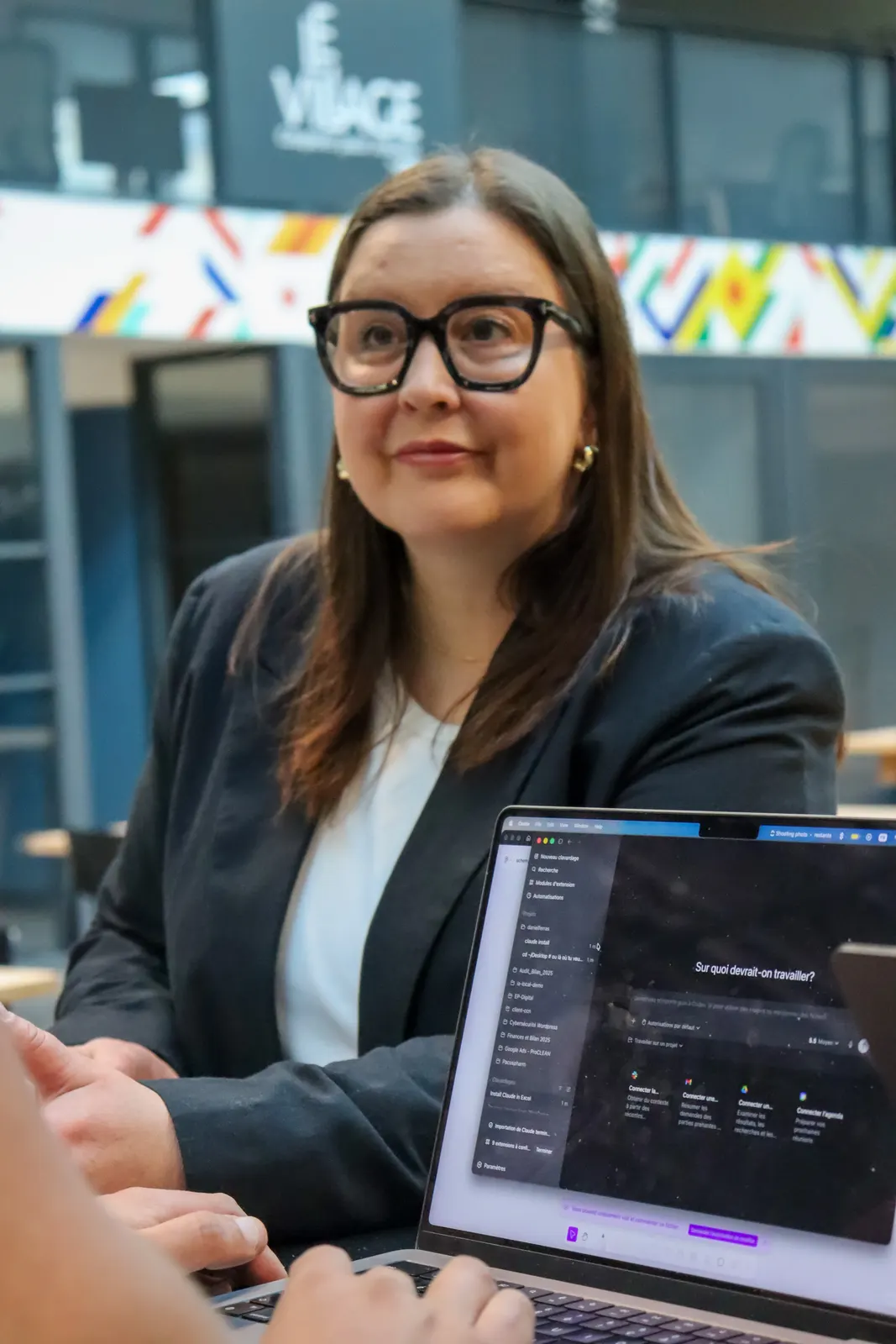 Géraldine Smolorz au travail sur son ordinateur