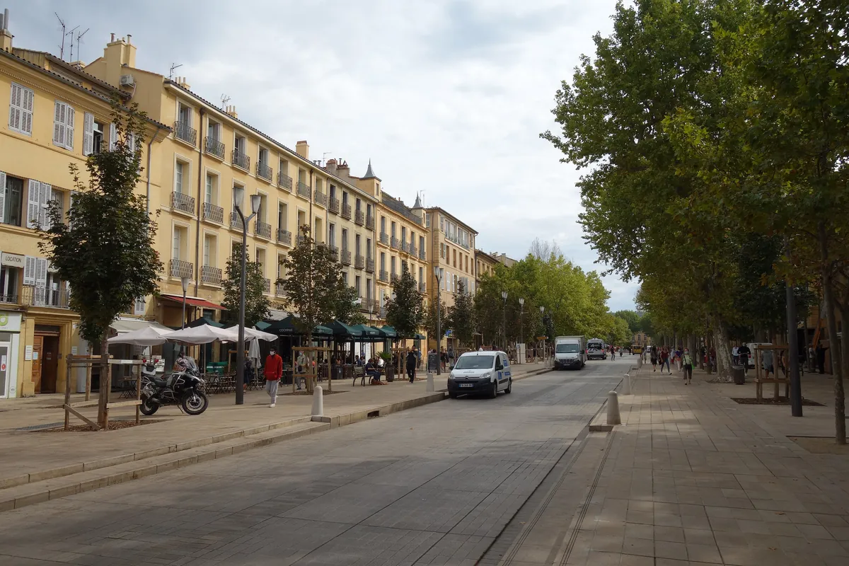 Le cours Mirabeau, ses platanes et ses façades, à Aix-en-Provence