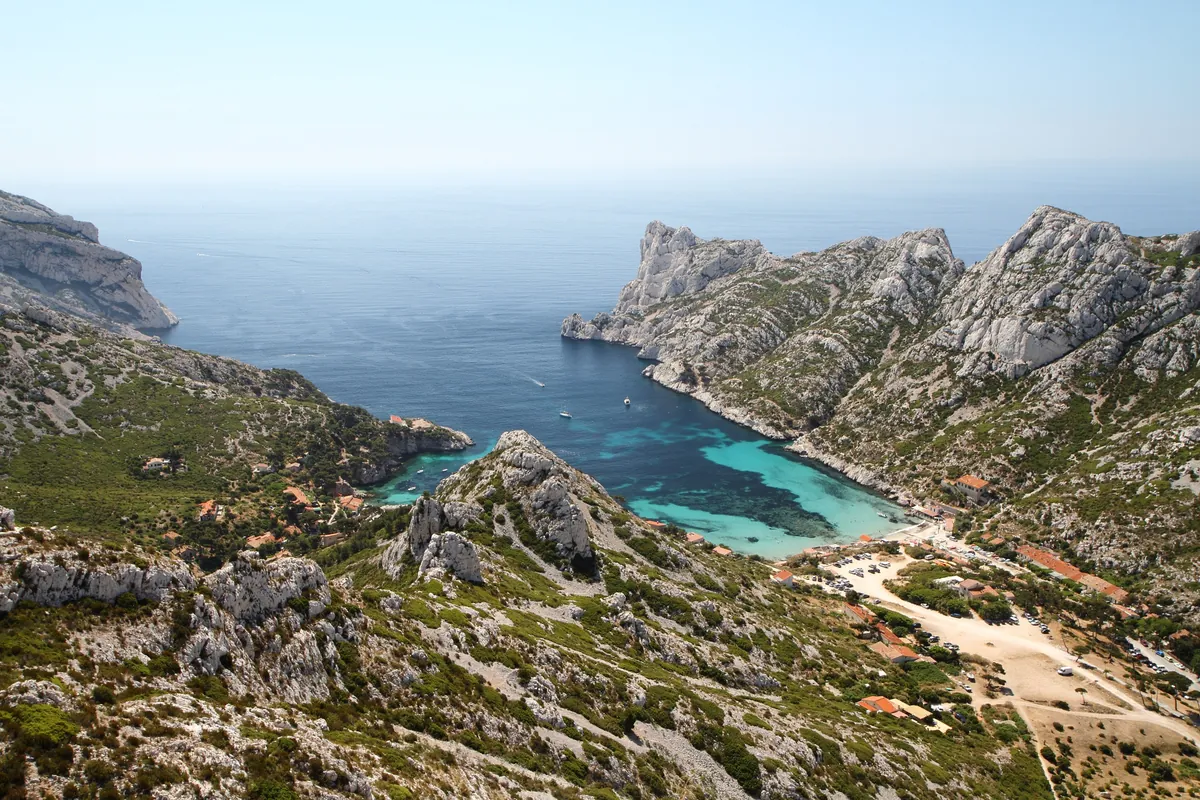 La calanque de Sormiou, ses falaises calcaires et son eau turquoise