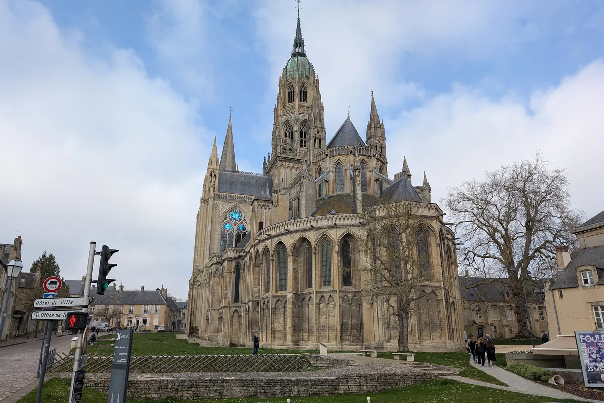 Le chevet de la cathédrale Notre-Dame de Bayeux et ses flèches