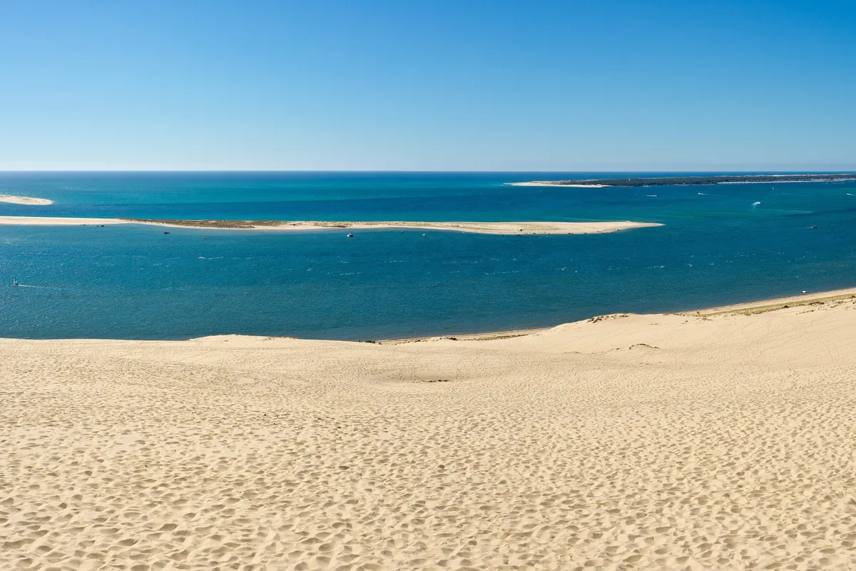 Le sable de la dune du Pilat face à l’océan Atlantique et aux bancs de sable
