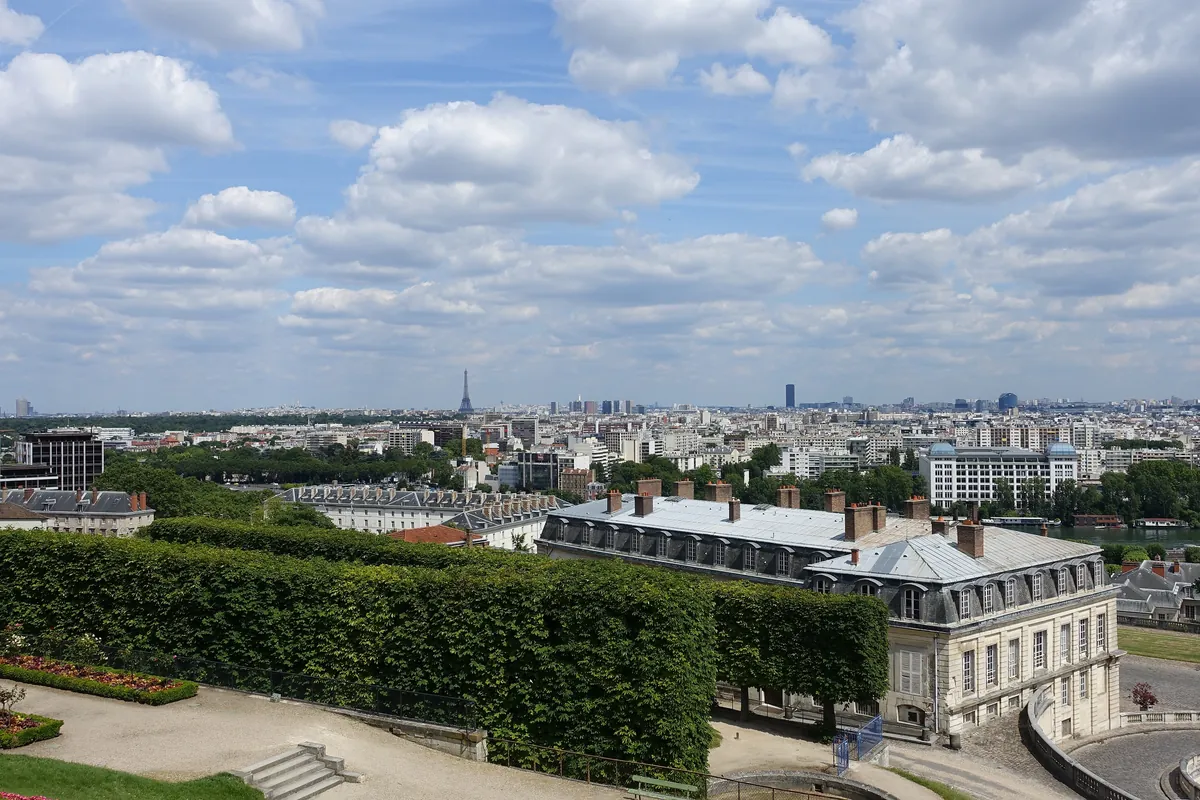 Paris vu depuis les jardins en terrasse du parc de Saint-Cloud