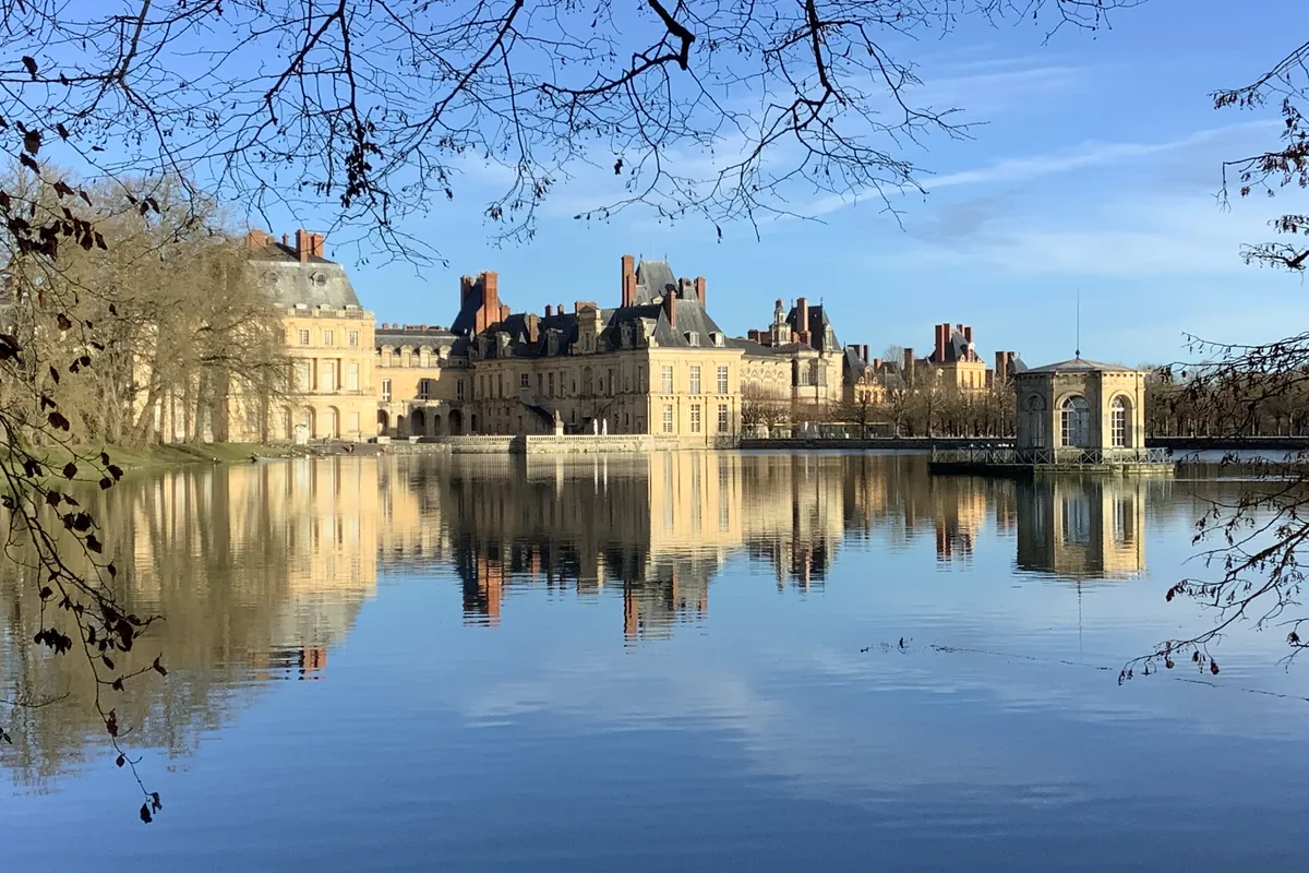Le château de Fontainebleau qui se reflète dans son étang