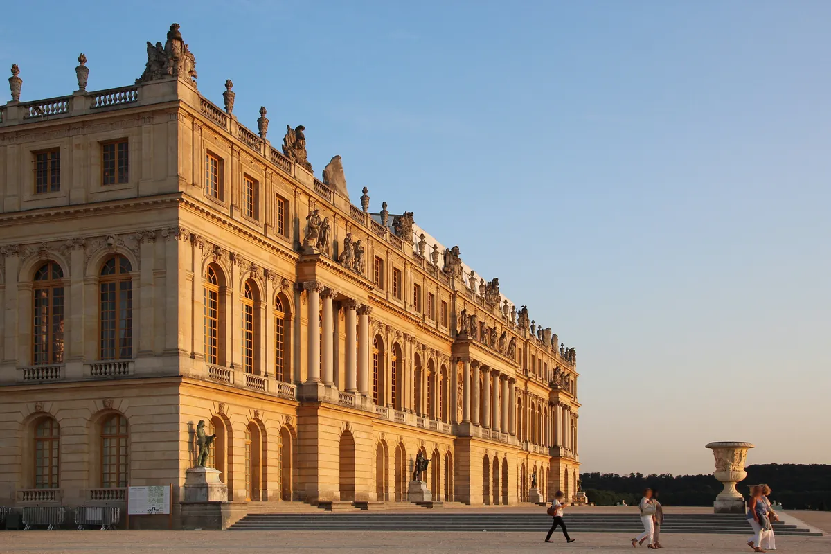 La façade du château de Versailles côté jardins, au coucher du soleil