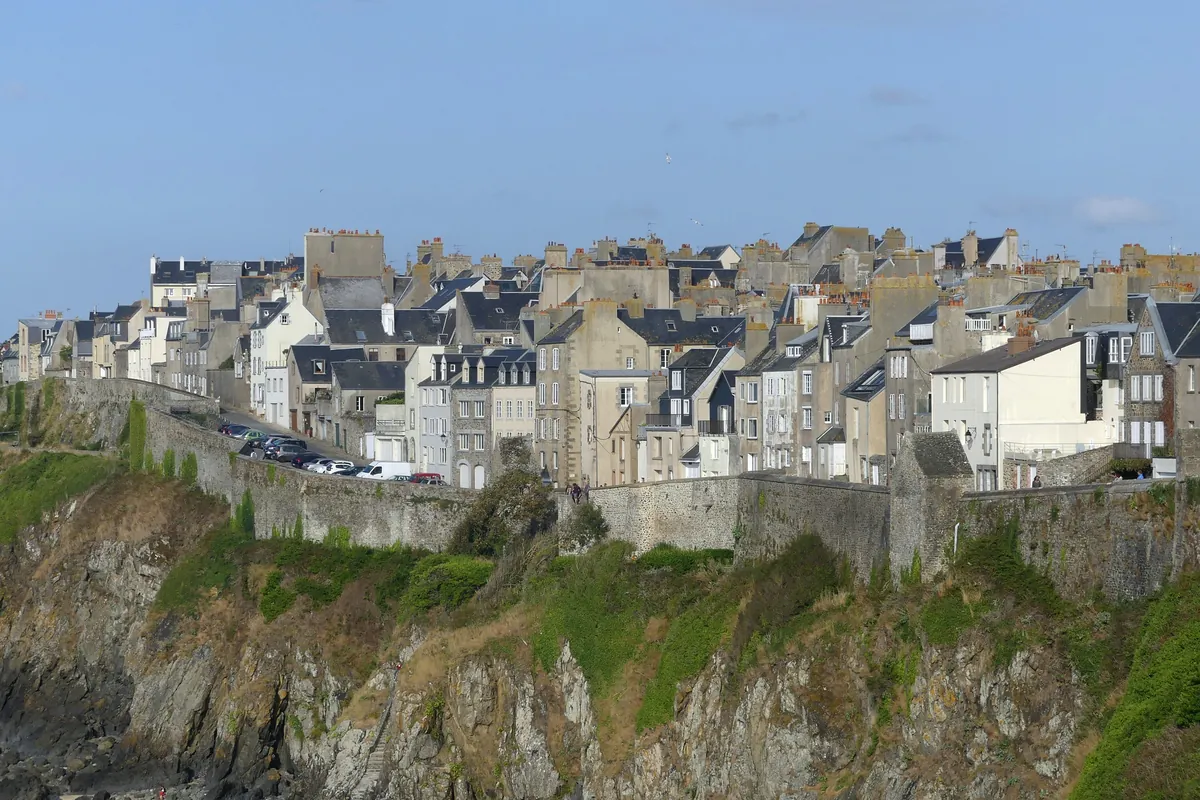 La haute ville de Granville sur son rocher, au-dessus de la mer