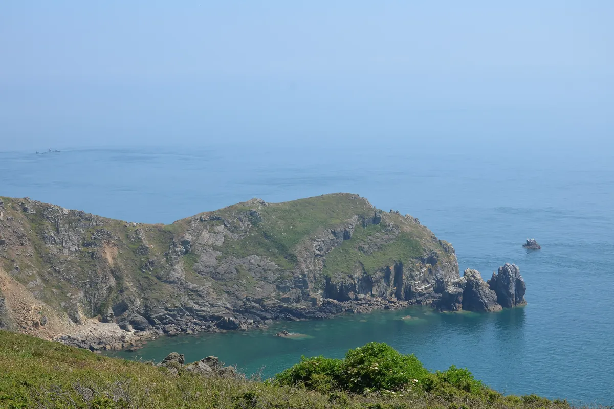 Le cap rocheux du nez de Jobourg qui avance dans la mer