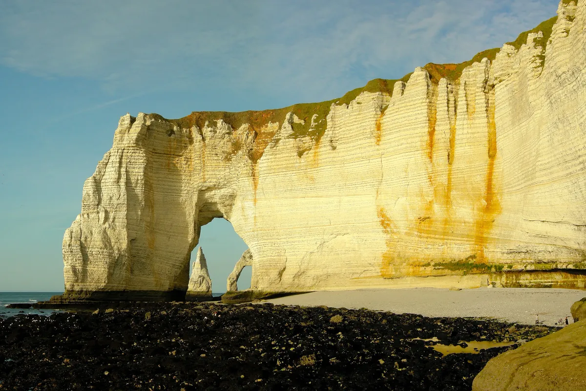 L’arche de la Manneporte dans les falaises d’Étretat, en Seine-Maritime