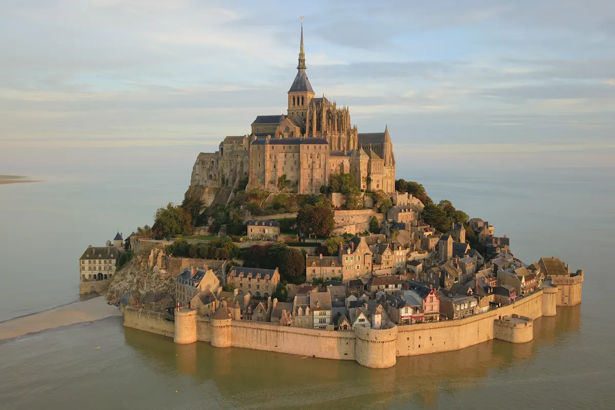 Le Mont-Saint-Michel vu du ciel, entouré par la mer