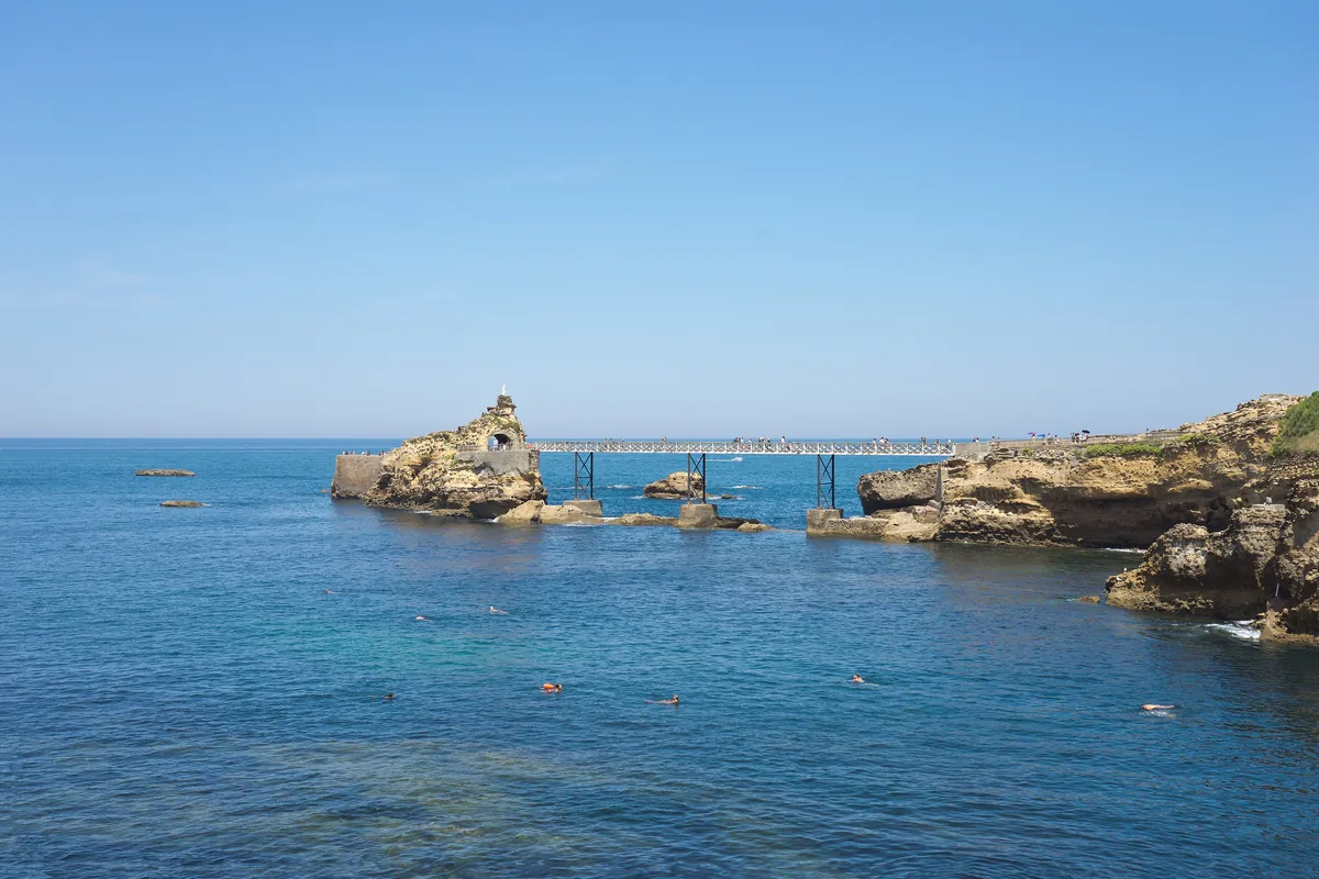 Le rocher de la Vierge et sa passerelle, dans l’océan, à Biarritz, dans les Pyrénées-Atlantiques