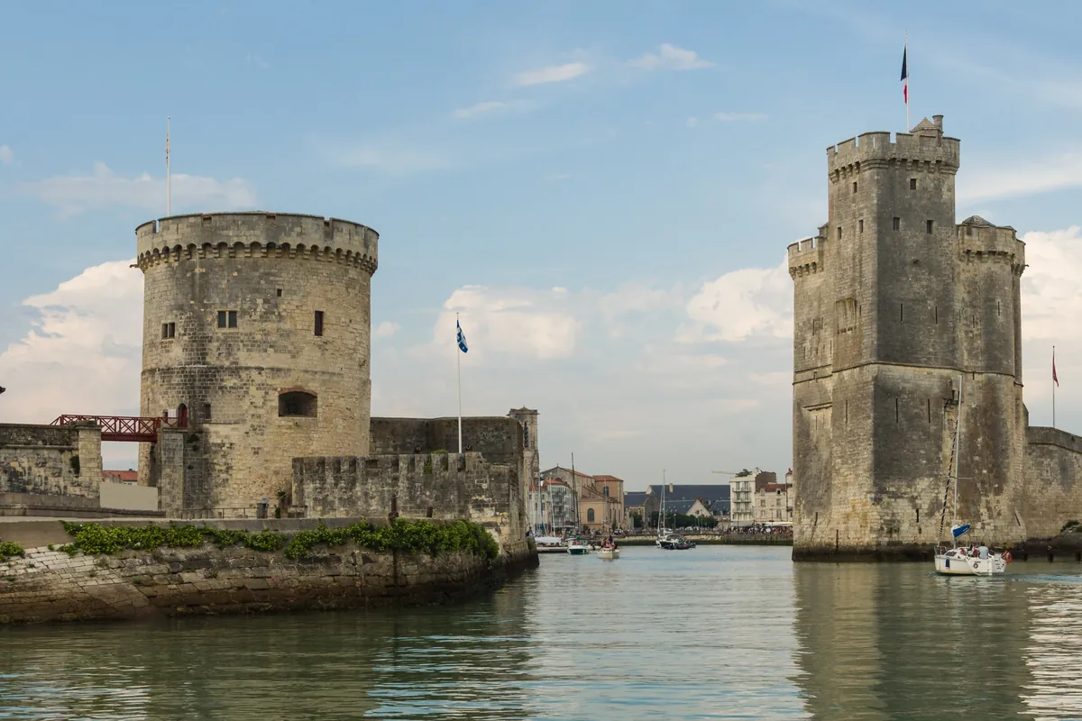 Les deux tours médiévales qui gardent l’entrée du Vieux-Port de La Rochelle