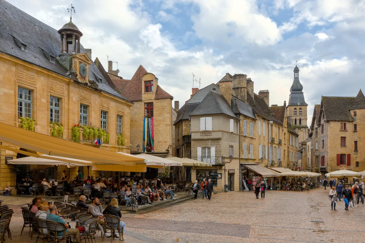 Terrasses de café sur la place de la Liberté, à Sarlat-la-Canéda