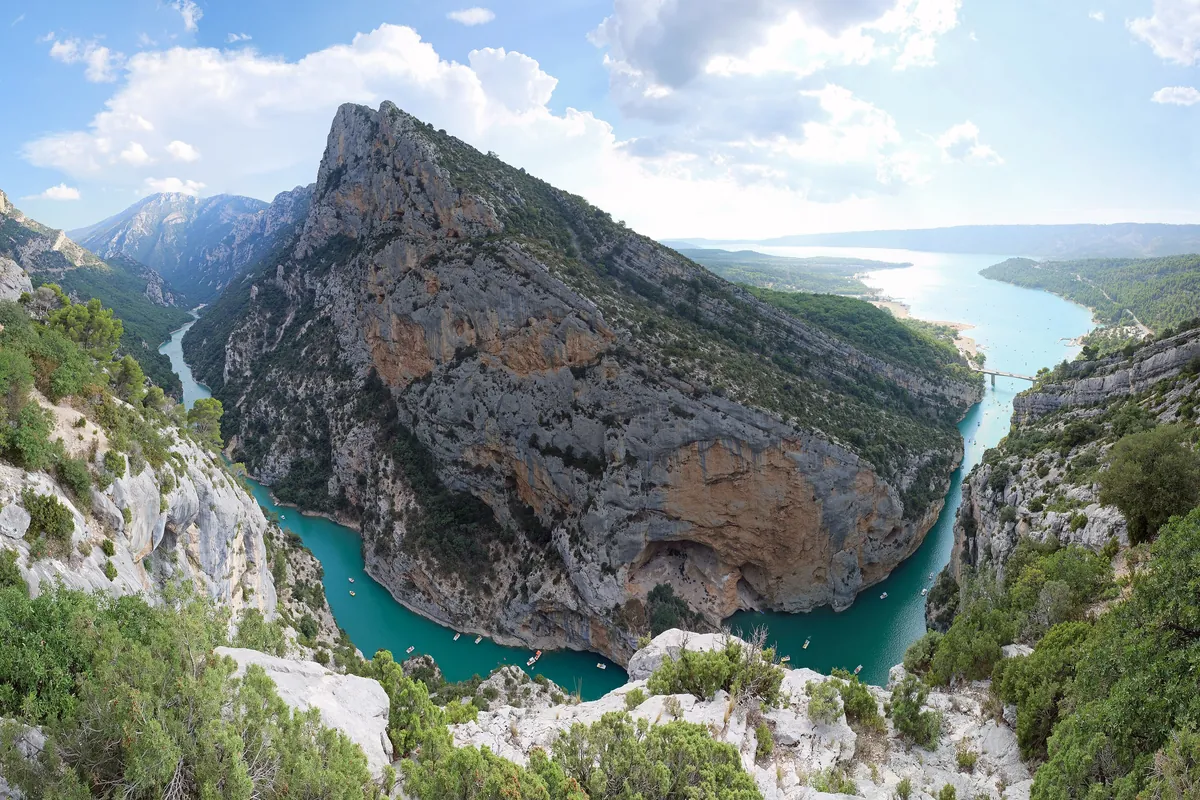 Les falaises des gorges du Verdon au-dessus de la rivière turquoise