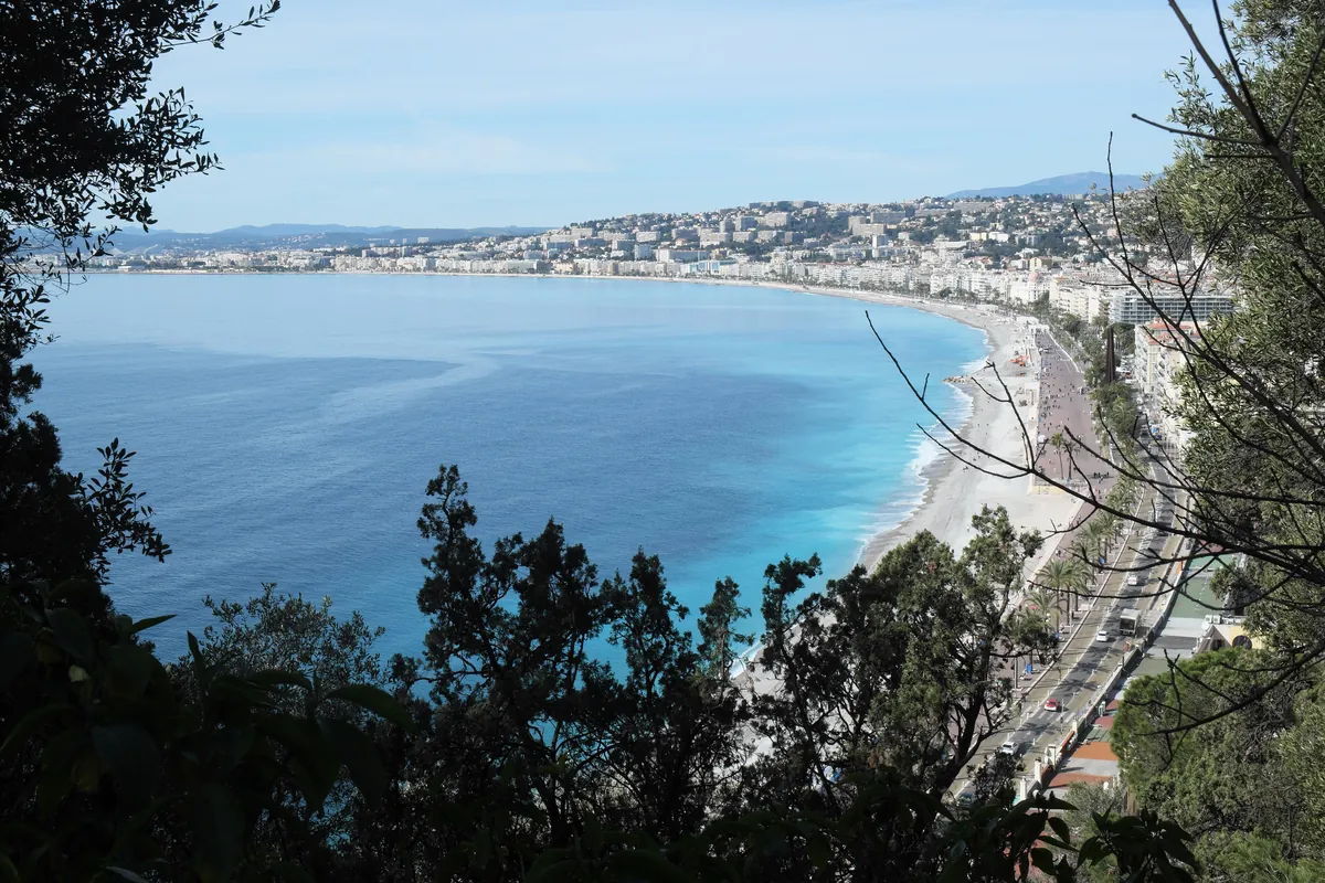 La baie des Anges et la promenade des Anglais, à Nice, vues des hauteurs, dans les Alpes-Maritimes
