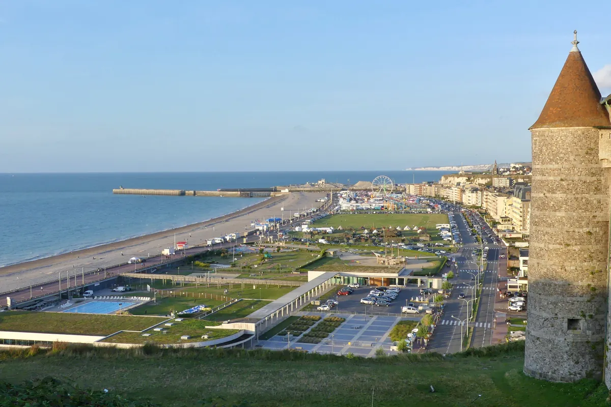 Le front de mer et la plage de Dieppe vus depuis le château, en soirée