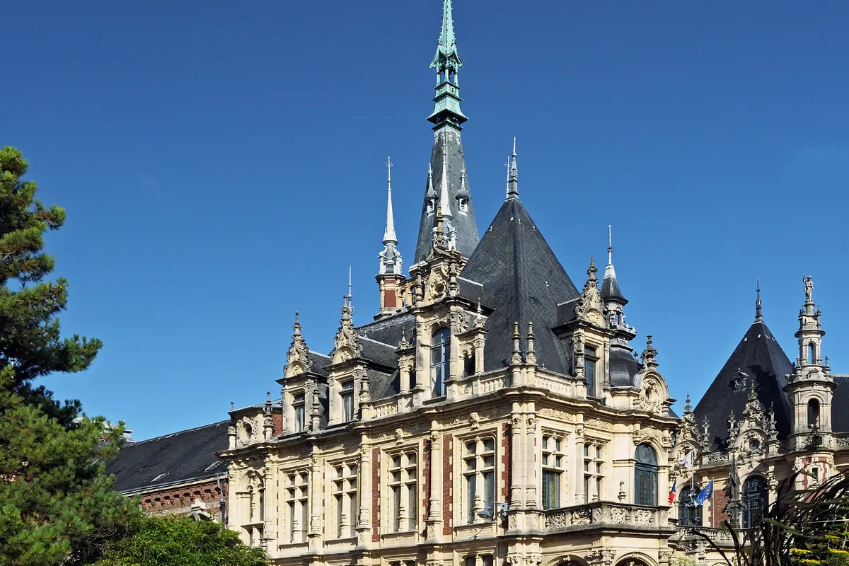 La façade néogothique du palais Bénédictine, à Fécamp