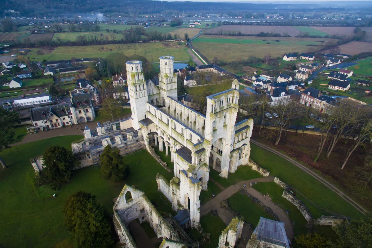 Les ruines de l’abbaye de Jumièges vues du ciel, au milieu de la campagne