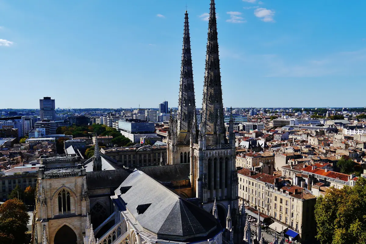 La cathédrale Saint-André et ses flèches au-dessus des toits de Bordeaux, vues depuis la tour Pey-Berland