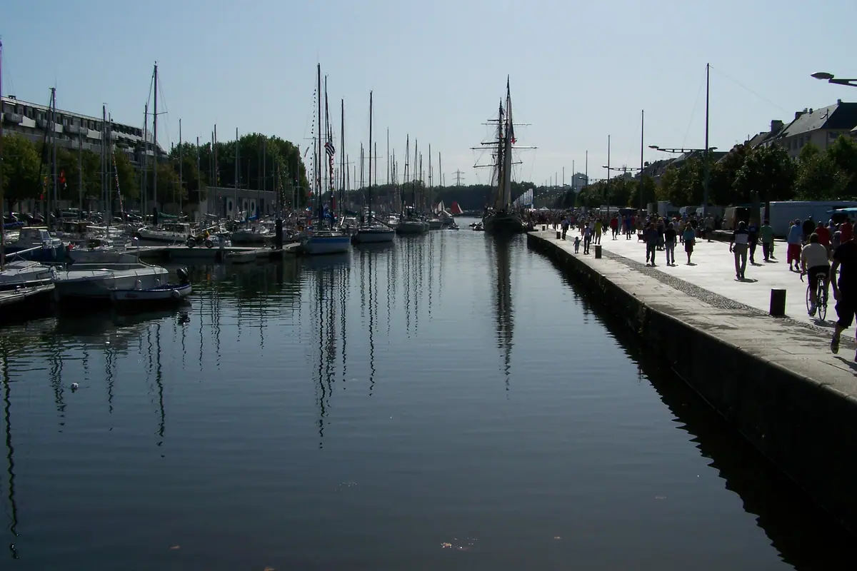 Le bassin Saint-Pierre, port de plaisance de Caen, bordé de quais