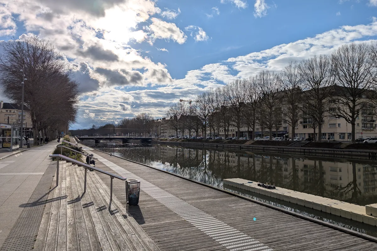 La promenade en bois au bord de l’Orne, quai Amiral Hamelin, à Caen