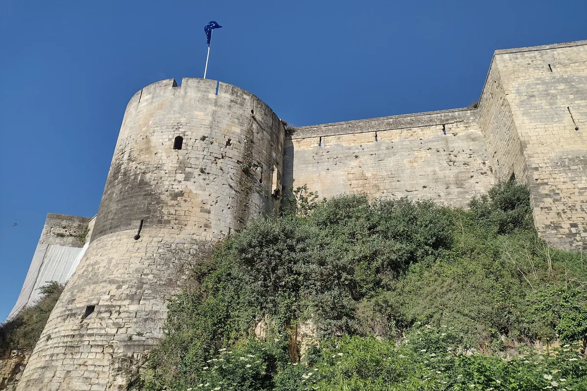 Une tour et le rempart du château de Caen, sous un ciel bleu