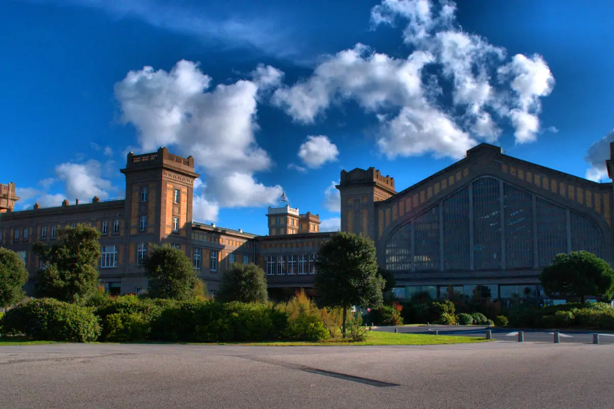 Vue de la gare maritime transatlantique, qui abrite la Cité de la Mer, à Cherbourg