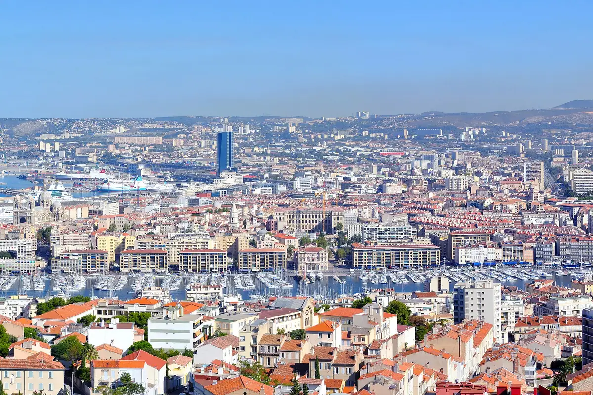 Le Vieux-Port et la ville de Marseille, vus depuis Notre-Dame de la Garde