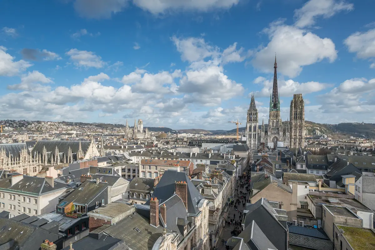 Les toits de Rouen et la flèche de la cathédrale, vus depuis la tour du Gros-Horloge